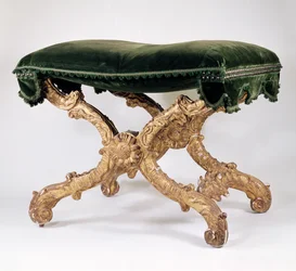 French Regency (1700-1720) X-rámová stolička, ze zlaceného dřeva s čalouněným sedákem, motiv listů a plamenů, slunečnice na křižovatce