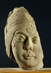 Červená pískovcová hlava Yakshi, Bharhut, 2. století před naším letopočtem