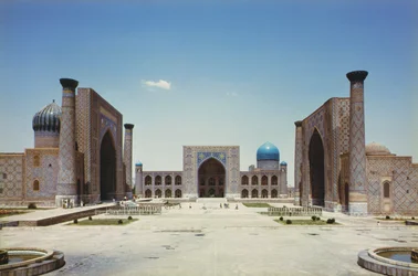 Registan, se třemi mohamedánskými náboženskými školami (madrasami)