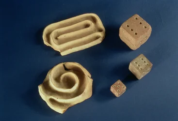 Pískovcová hra s kostkami a terakotovým bludištěm, Harappa, 2300-1750 př.n.l.