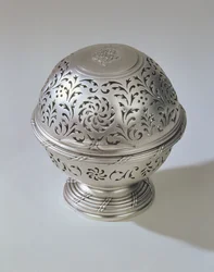 Krabička na mýdlo, část sady s džbánem a umyvadlem, od Francise Riela, Paříž, 1771