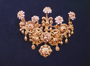 Stomacher, Španělsko, 18. století (zlato s růžovými broušenými diamanty)