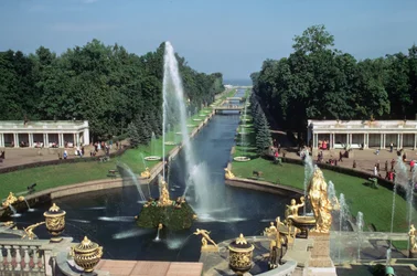 Pohled na Samsonovu fontánu a kanál, palác Peterhof
