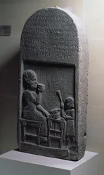 00331 Pohřební stéla Si Gabbora, kněze boha Měsíce, Neirab, Sýrie, 7. století př. n. l. (čedič)