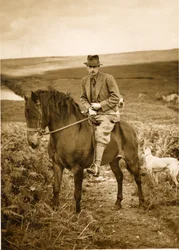 10. vévoda z Devonshiru na koni na Bolton Moor, konec 40. let 20. století