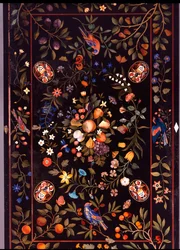 Florentská stolní deska pietra dura vykládaná různými mramory a lapis lazuli uprostřed s ukázkou ovoce, kolem roku 1670