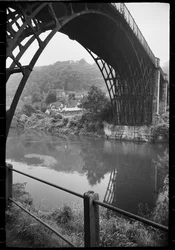 Celkový pohled na Železný most, Železný most, Železný most, The Gorge, Telford a Wrekin, Velká Británie, cca 1955-82 (černobílá fotografie)