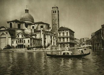 Gondola v Canal Grande naproti kostelu svatého Jeremiáše (San geremia) v sousedství Cannaregio. Fotografie Benátky od Wilhelma Bodea