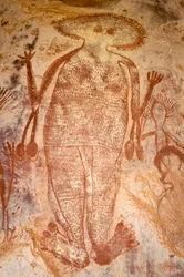 Domorodá jeskynní malba Wandjina, Mt Elizabeth Station, Kimberley, Západní Austrálie, asi 2000 př. n. l.
