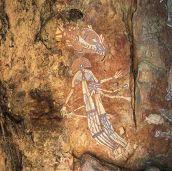 Domorodé skalní umění mýtické ženy a dítěte v Njambolmi poblíž Nourlangie, Arnhem Land, NT, Austrálie