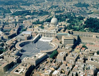 Letecký pohled na baziliku řeckého kříže, náměstí Piazza San Pietro a okolní Vatikán (foto)
