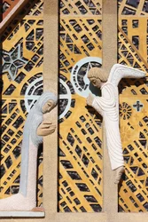 Socha Zvěstování v kostele Notre-Dame de Consolation navržená Raymondem Vaillantem, Hyeres, Francie