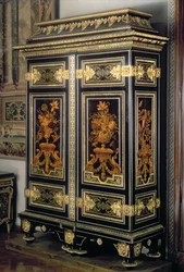 Skříň s intarziemi, od Andre Charles Boulle (1642-1732), Paříž, konec 17. století (eben a bronz)