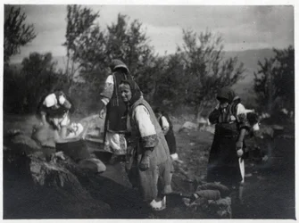 Balkánský poloostrov: Ženy před hrncem na ohni - Pohlednice 1914-1918