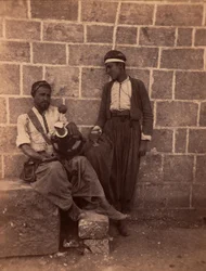 Bejrútští obchodníci s limonádou. Fotografie Charlese Lallemanda (1826-1904) v knize "Sýrie, kostýmy, cesty a krajiny". 1865. Soukromá sbírka.