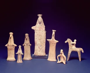 Boeotian Group: Stojící, dřepící postavy a jezdec, cca 600-550 př. n. l. (malovaná terakota)