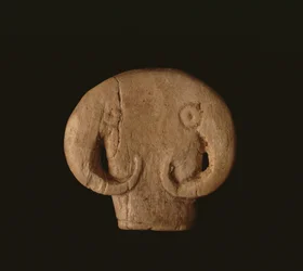 Amulet s býčí hlavou, predynastický egyptský, Naqada IIa, cca 3500 př. n. l. (hroší slonovina)