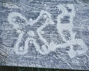Kamunská růže, kopie skalních rytin v údolí Valcamonica, kresba uhlem, technika frotáže