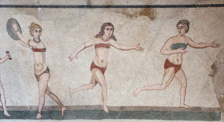 Komnata deseti dívek nebo mozaika „Bikini girls“. Celkový pohled na horní panel: váha, házení disku a běh. 3. - 4. století. Římská vila Casale, Sicílie. památka UNESCO.