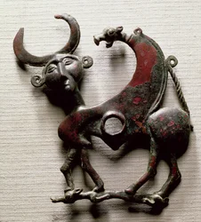 Tvář koňského udidla v podobě zvířete s lidskou hlavou, z Luristánu, západní Írán, cca 800-700 př. n. l. (bronz)