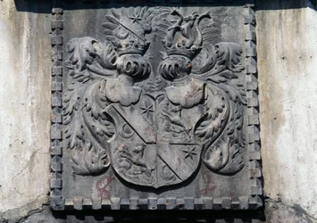 Erb na dřevěných dveřích domova v Lavis, Trento, Trentino-Alto Adige, Itálie