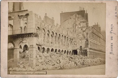 Commune de Paris: pohled na ruiny ministerstva financí v Paříži v květnu 1871. Fotografie J.R. Dim. 16,3 x 10,8 cm