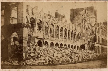 Pařížská komuna (1871): pohled na ministerstvo financí po požáru v květnu 1871. Fotografie. Tisk na karton Rozm. Rozměr 10 x 6,9 cm