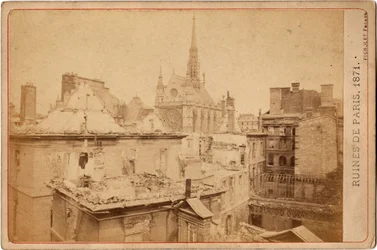 Pařížská komuna: pohled na ruiny Justičního paláce a Sainte Chapelle v Paříži v květnu 1871. Fotografie bratři Pignoletové. Ztlumit. 16,3 x 10,8 cm