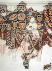 Detail z mozaikové podlahy zobrazující obětní stůl s poháry, mísami a bochníky chleba ze samaritánské synagogy v El-Khirbe, Západní břeh, 4. století našeho letopočtu (mozaika)