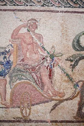 Detail Dionýsova triumfu - Návrat boha z vojenské výpravy do Indie - Dionysos sedící na voze taženém dvěma pantery - Pafosské mozaiky, Dionýsův dům, konec 2. století našeho letopočtu - konec 2. století našeho letopočtu - Kypr - Triumf