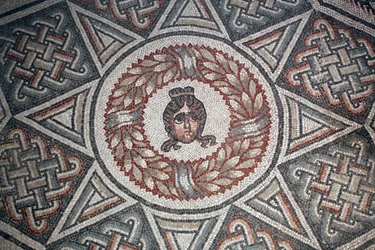 Detail medailonu.