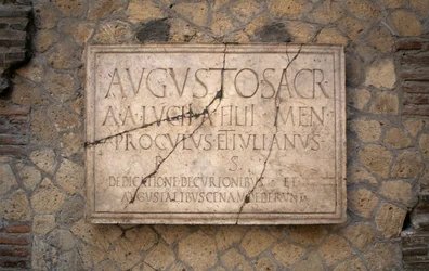 Epigraf na mramoru, Augustales College, archeologické naleziště Herculaneum (Seznam světového dědictví UNESCO