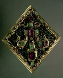 Spona Fleur-de-lys, o které se tradičně říká, že patřila francouzskému králi Ludvíku IX. (St. Louis) (1215-70) kolem 1365-67 (zlato a drahokamy)