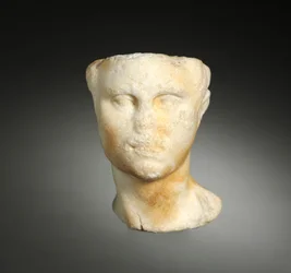 Fragment: hlava muže