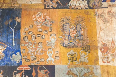 Fresky zdobící stěny wat Bo zobrazující scény z Reamker, Siem Reap, Kambodža (foto)