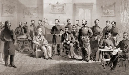 Generál Ulysses S. Grant (sedící uprostřed vpravo) a generál Robert E. Lee (sedící uprostřed vlevo) se svými příslušnými zaměstnanci v soudní budově Appomattox ve Virginii, kde generál Lee kapituloval armádu Severní Virginie a tím ukončil americkou občansk