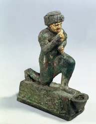 Hammurabi, král Babylonu, se modlí před posvátným stromem, kolem roku 1750 př.nl (bronz a zlato)