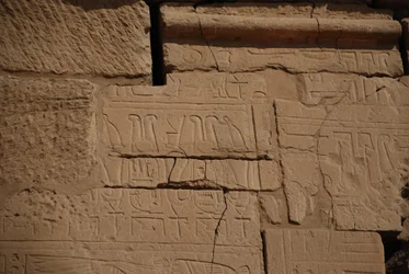 Hieroglyfy na kameni, Karnak, Luxor, Egypt (foto)