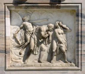 Vysoký reliéf zobrazující Adama a Evu Chasse du Paradise od Carla Maria Giudiciho. 1791. Katedrála (dóm nebo dóm) Milán Itálie