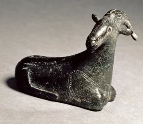 Dutá figurka kozy, východní řečtina, archaické období, cca 550 př. n. l. (bronz plněný olovem)