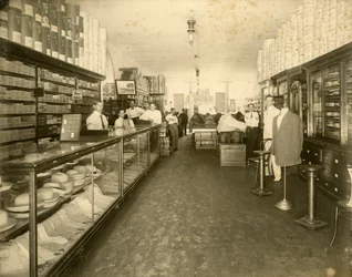 Interiér obchodu s obuví John Sewell & Co. na adrese 304-6 12th Avenue (Flagler Street), kolem 1910