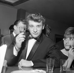 Johnny Hallyday popíjí koktejl v baru, Cortina d