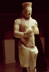 Kore figura mladé aténské ženy držící ptačí oběť, řečtina, cca 540-530 př. n. l. (mramorový a polychromovaný pigment)