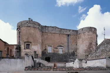 Pohled na hrad zespodu, San Nicandro Garganico, národní park Gargano, Apulie, Itálie