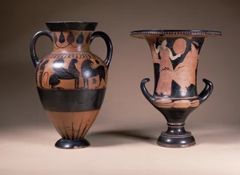 LtoR: orientalizační černofigurová amfora, řecká, 6. století př. n. l.; červenofigurový kalich-krater, Řecko, Jižní Itálie, 4. století př. n. l. (keramika)