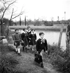Smíšená škola v Benátkách, studenti nosí halenku. Výstup ze třídy (školní busissonniere). 50. léta 20. století