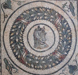 Mozaika peristylu. Detail představující koňskou hlavu. 3. - 4. století. Římská vila Casale, Sicílie. památka UNESCO.