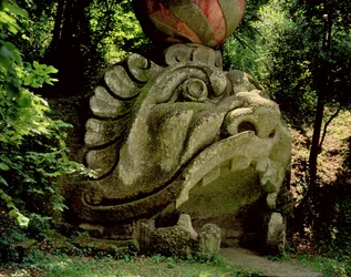 Ústa fantastické jeskyně v podobě hlavy monstra, od zahrad Parco dei Mostri (Park monster), vytyčených v letech 1550-63 vévodou z Orsini, až po návrhy Giacoma Barozzi da Vignola (kámen) (foto)