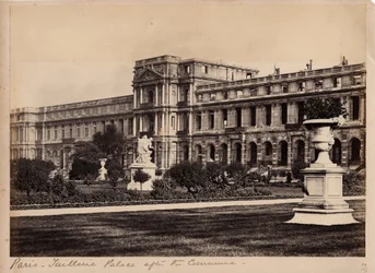 Magistrát města Paříže (1871): pohled na Palais des Tuileries v Paříži kolem května 1871. Anonymní fotografie. Tisk na karton, Rozm. 29 x 20 cm