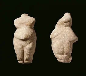 Neolitická Steopagus Lady, čelní a boční pohled, Avaritsa (Meliteia) v Thesálii, Řecko, 6000-5200 př.nl (mramor)